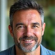 Foto di Giovanni, 45 anni, prima e dopo la trasformazione con un sorriso raggiante.